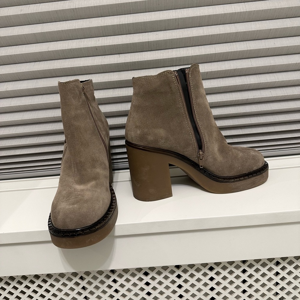 WORN ONCE Grey/Beige booties by Atelier
